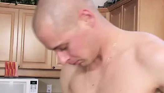 Seks di dapur dari belakang