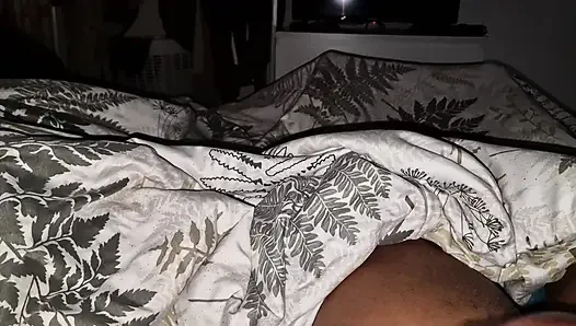 Üvey kız kardeşim odasının kapısını kapatmayı unuttu, beni yanında mastürbasyon yaparken yakalıyor ve tepkisine şaşırdım