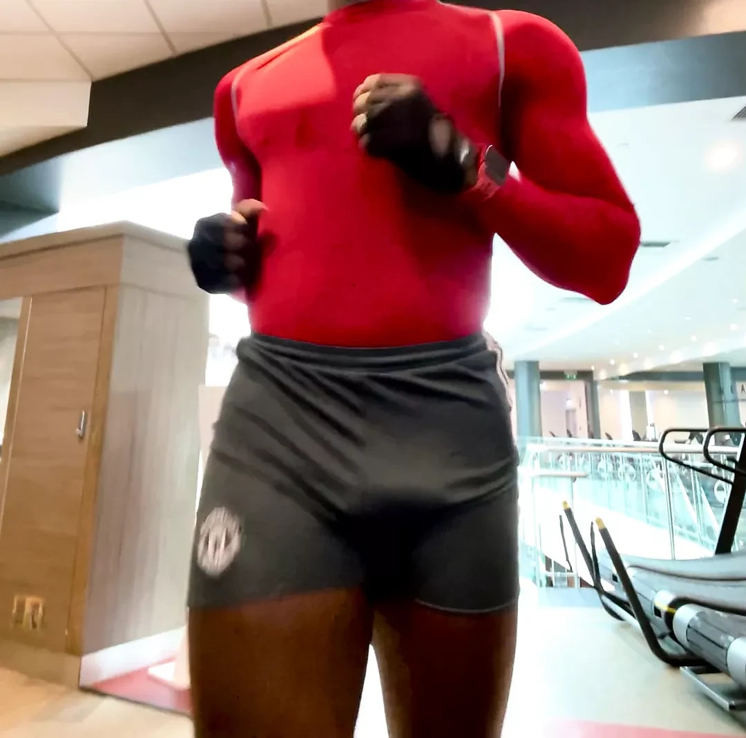 Corriendo comando en el gimnasio en sexy pantalones cortos de spandex
