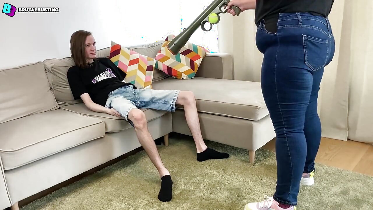 Detonazione testicolare! Il suo cavallo ci odia così tanto haha! - Dave Moon - Jennifer - Bbusting (ballbusting)