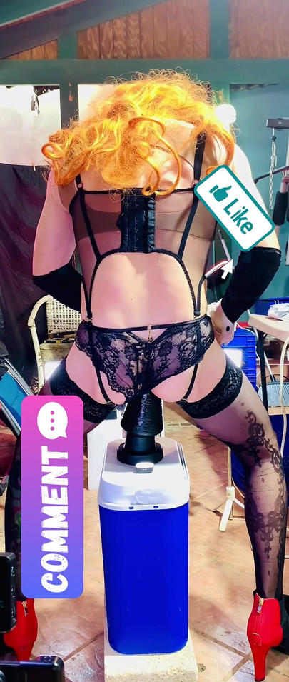 Seksi Shemale crne gaćice jebu se analno velikim dildom