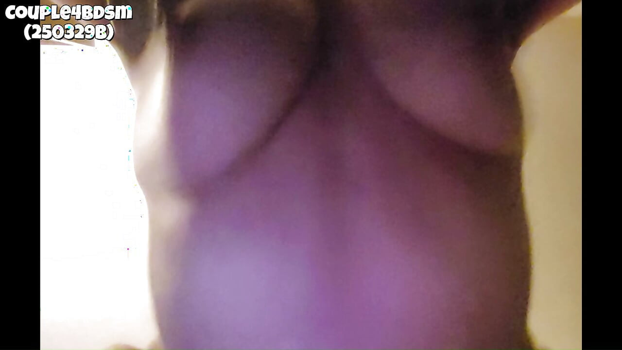 Mamă sexy supusă futută pe la spate cu cleme pentru sfârc cu vedere la persoana 1 (250329B)