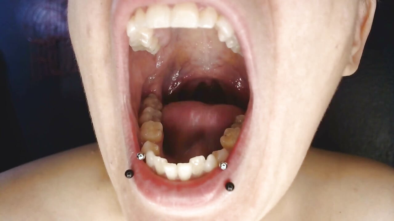 Trepar dentro, mostrar lengua de dientes anchas y abiertas