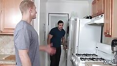 MEN - Landon mycles अपनी रसोई को फिर से तैयार करने के लिए फीनिक्स सेंट के विशाल लंड को अपनी तंग गांड देती है