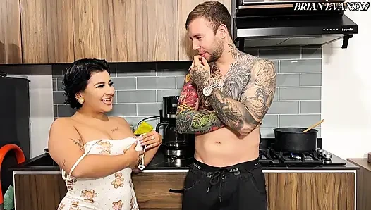 Моя сводная сестра не может готовить, и я кормлю ее своим хуем - Naty Delgado и Brian Evansx
