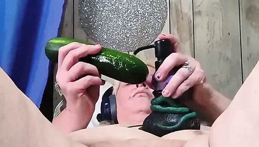 Трахаю самый большой огурец