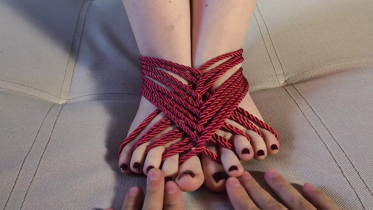 Dándole a mi novia caliente pálida un masaje de pies mientras la ataba - Nawashi Black