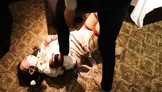 Jk üniformalı sevimli küçük bir kız yerde yalınayak dolaşıyordu.