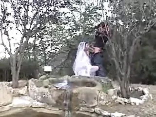 결혼식 후 신부. 남편을 위한 사진 촬영 oo