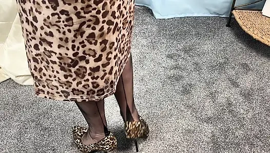 Миссис Зрелые Ступни одеваются, чтобы выйти наружу