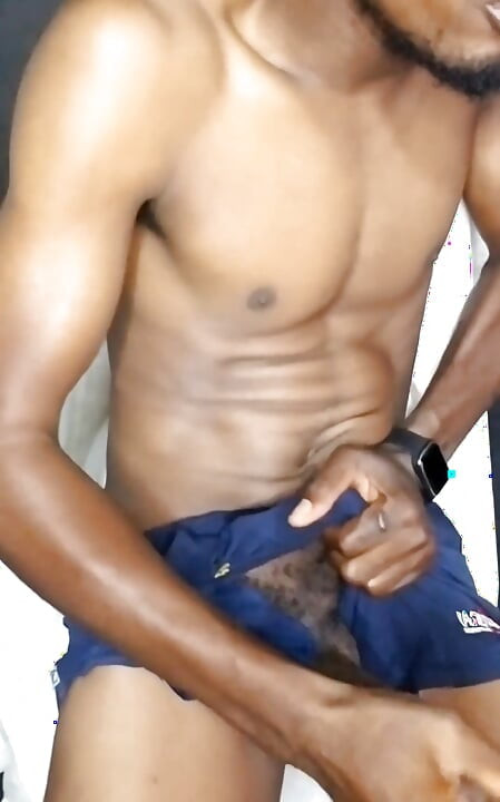 Je caresse ma grosse bite noire je jette mon short de boxe