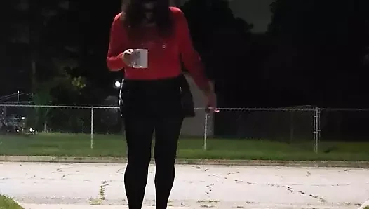 Travestito all'aperto. Fumano e prendono in giro un caffè.