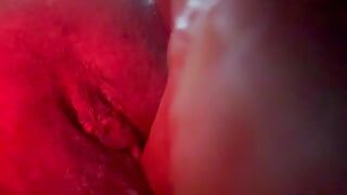 ASMR feuchte muschi klingt beim masturbieren mit großem, dickem dildo