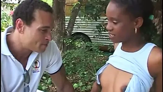 Cewek nakal dicrot sperma setelah nyepong kontol pria ini di luar ruangan dan dientot habis-habisan