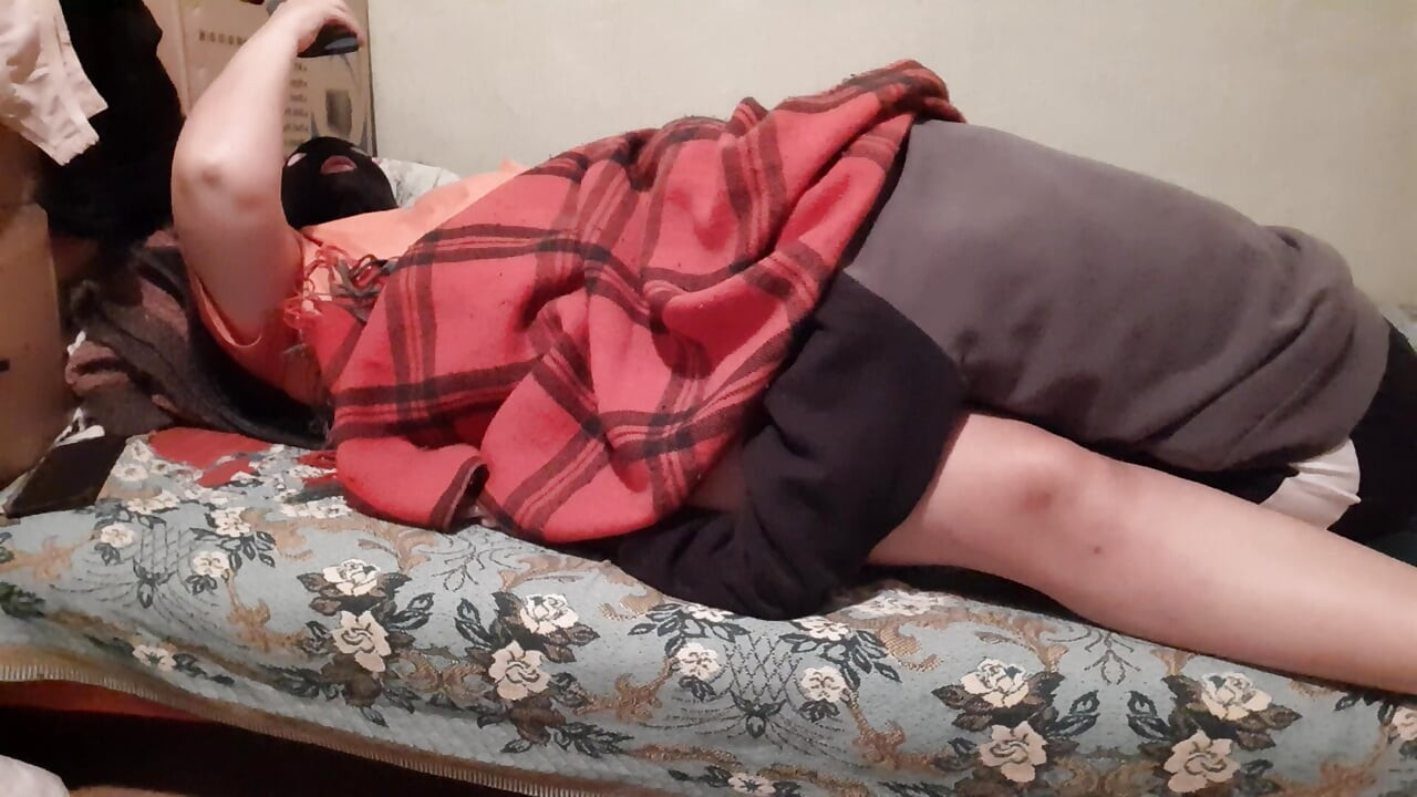 Când iubita mea îmi linge pizda, mă uit la videoclipuri porno pentru a ejacula mai repede în gura ei
