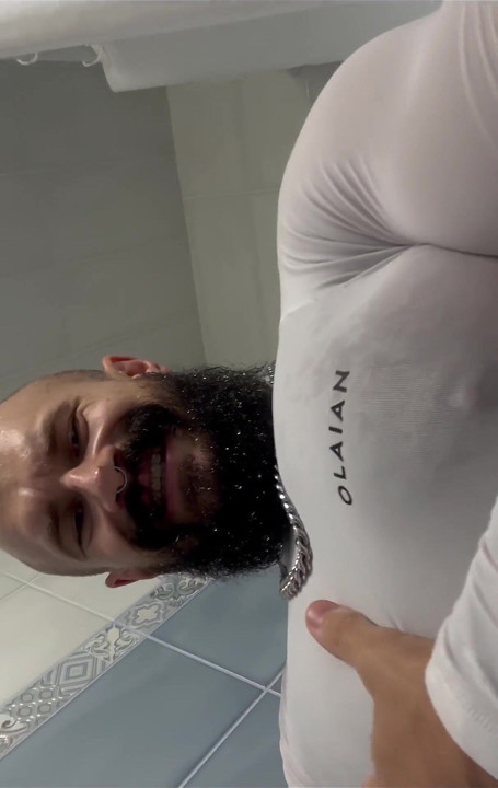 Compressões muito apertadas e molhadas espremidas ao redor de enormes músculos