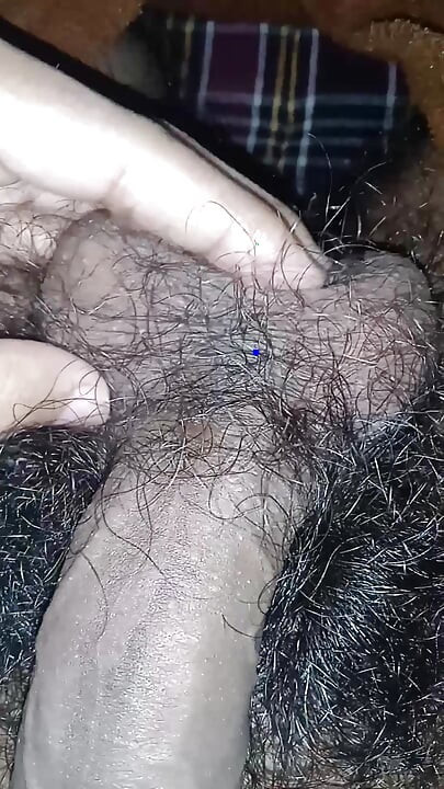 Masturbarea unui pula păroasă cu bile mici