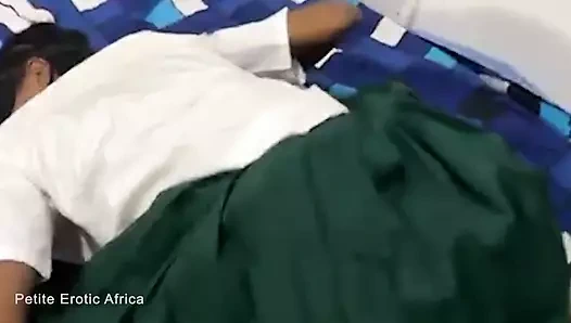 Анальный трах пальцами и трах худенькой африканской тинки Lovet