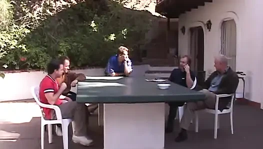 Azgın siyah saçlı güzel kız havuz başında dört adamı emiyor ve sikiyor