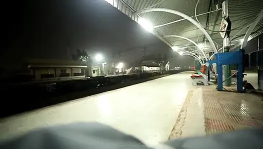 Pati ke bahar jane ke baad Bhabhi ne naya brah lene ke bahane ghar me bula kar kiya sex