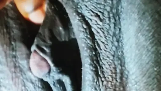 SweetAngles. Orta yaşlı seksi kadın ıslak amını parmaklıyor