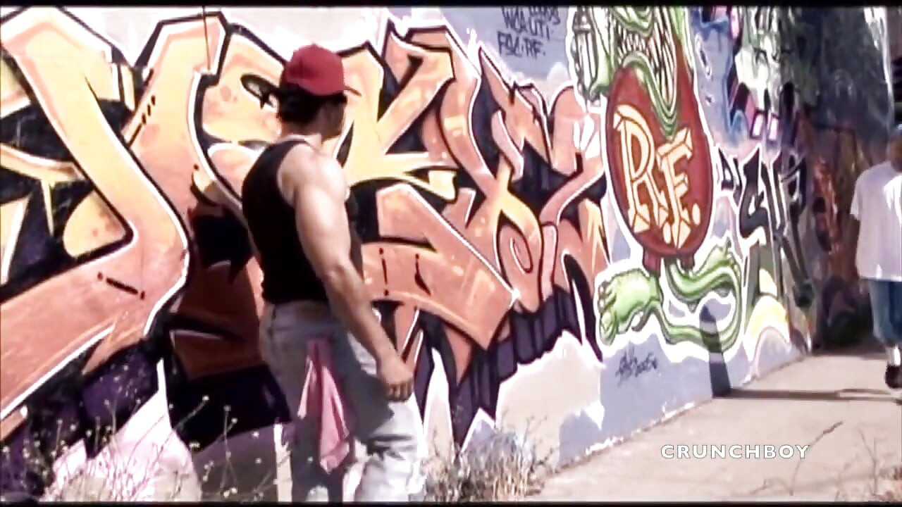 当女朋友不在时, 两个拉丁坏男孩玩得很开心