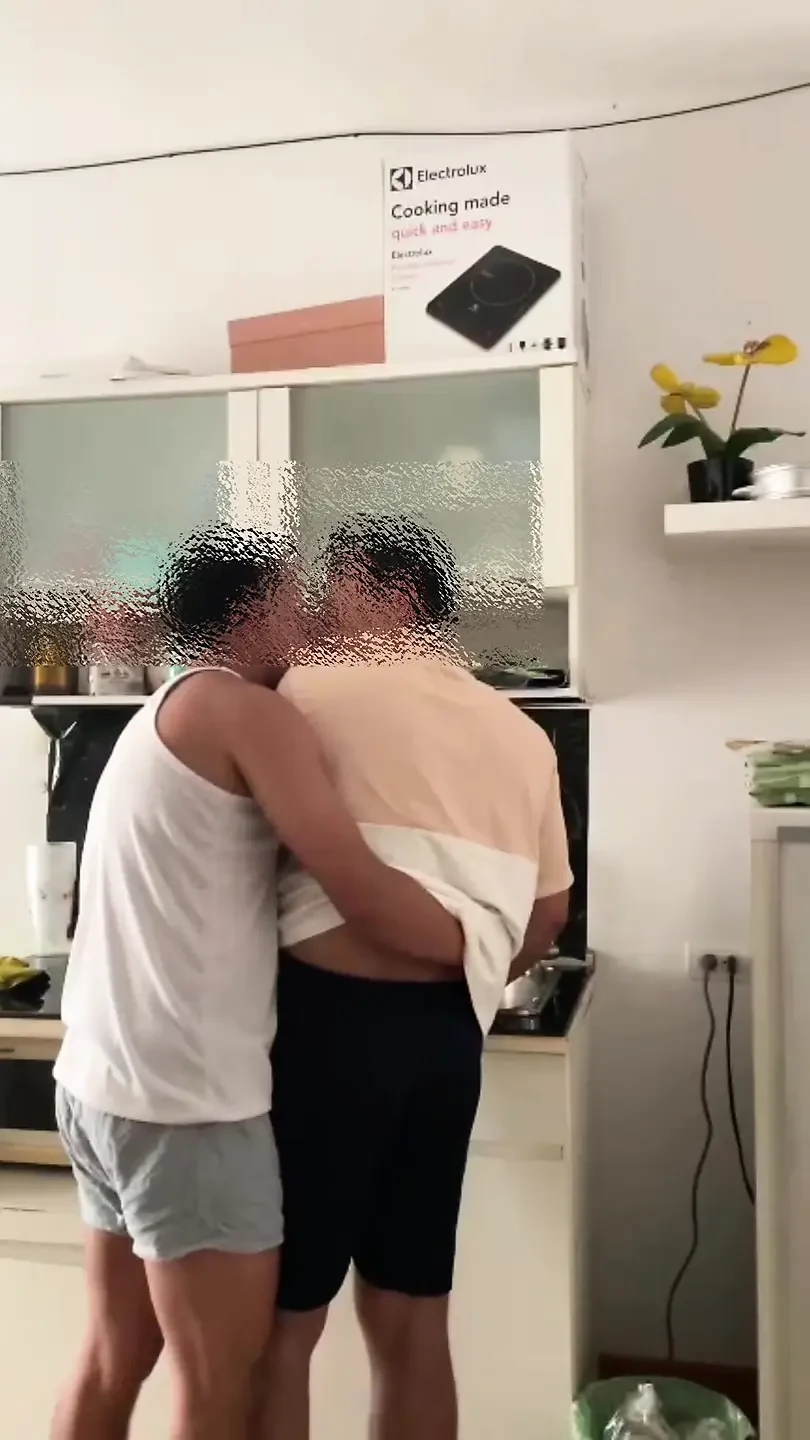 当妻子去市场时，丈夫正忙着操他的同性恋服装