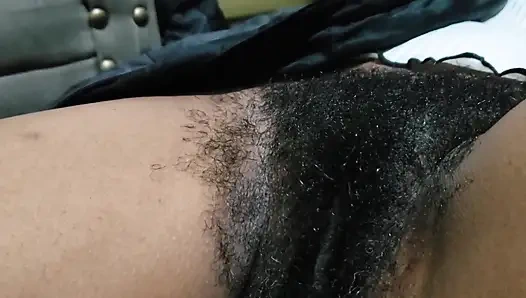 Kıllı amcık kız kendine güvenen enerji, ham kimya ve samimi bağlantı ile cesur ve şehvetli bir deneyimin tadını çıkarıyor