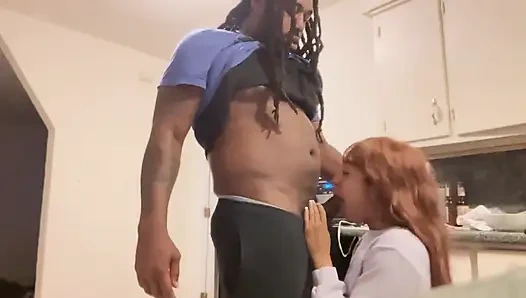 Светлая девушка по соседству трахает мужика, но его подруга не знает, что он изменяет, пока она работает, трахает