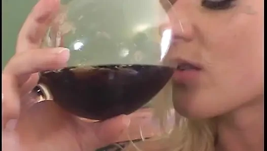 Versaute blonde floozie mit dicken melonen barbara summer mag cola mit sperma nach dem hardcore-knallen