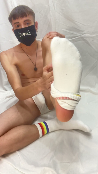 Kitty femboy showing feet and ass | Clip 1