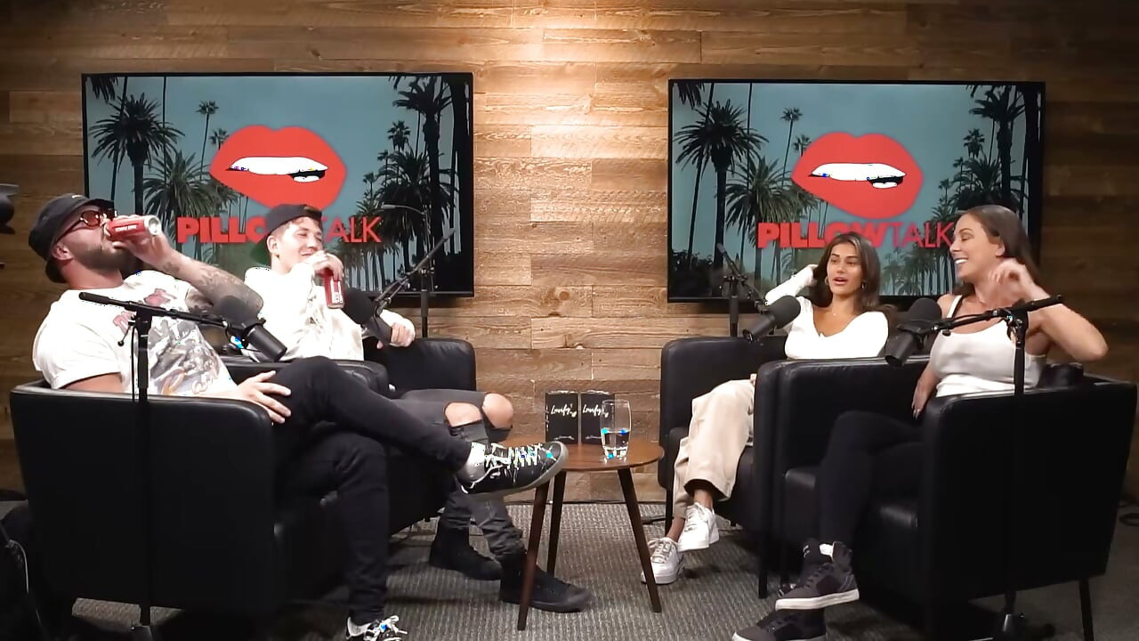 Cherie Deville móc nối với Sara Rose trong Podcast Studio