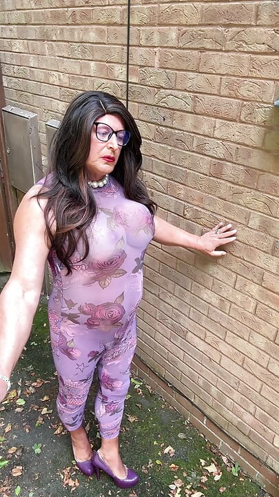 Seksi transvestit kellycd2022 u ljubičastom catsuitu i štiklama na otvorenom