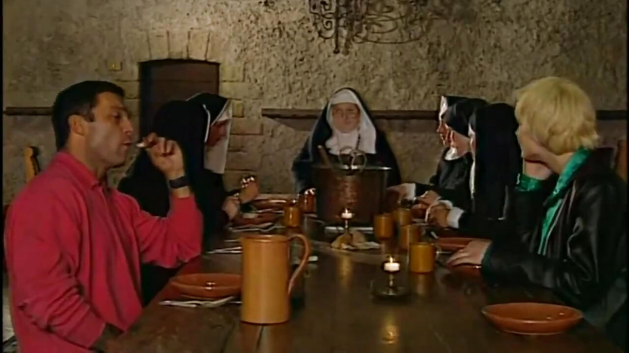 Orgie anale avec une nonne noire et blanche dans le monastère
