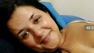 Latina toont webcam met grote borsten
