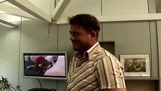 Büyük memeli Fransız sürtük üçlü grup sekste sert çift sikiliyor