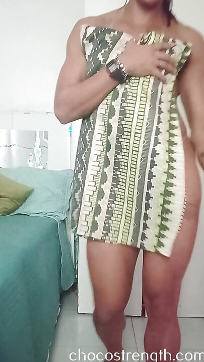 Ebony milf visar upp sin hårda röv