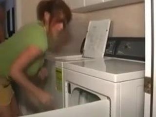 我在洗衣机上操了我的妻子