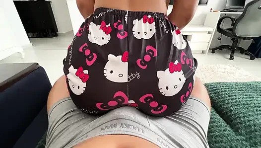 Bugün Hello Kitty pijama kıyafetimle sikişiyorum