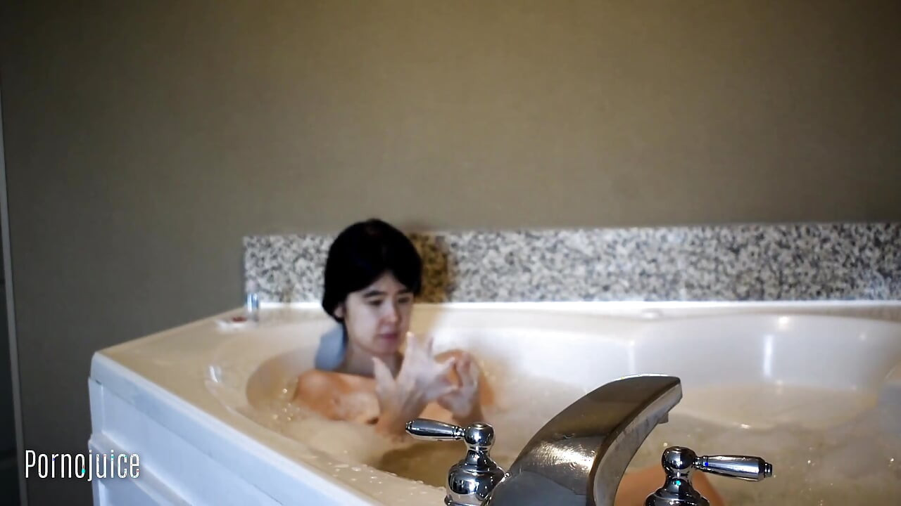 สาวเอเชียสวยอาบน้ําฟองน้ํานําแสดงโดย Alexandria Wu