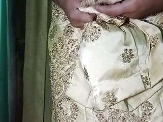 Indio gay crossdresser Gaurisissy xxx sexo en sari dorado presionando sus tetas y tocando su culo