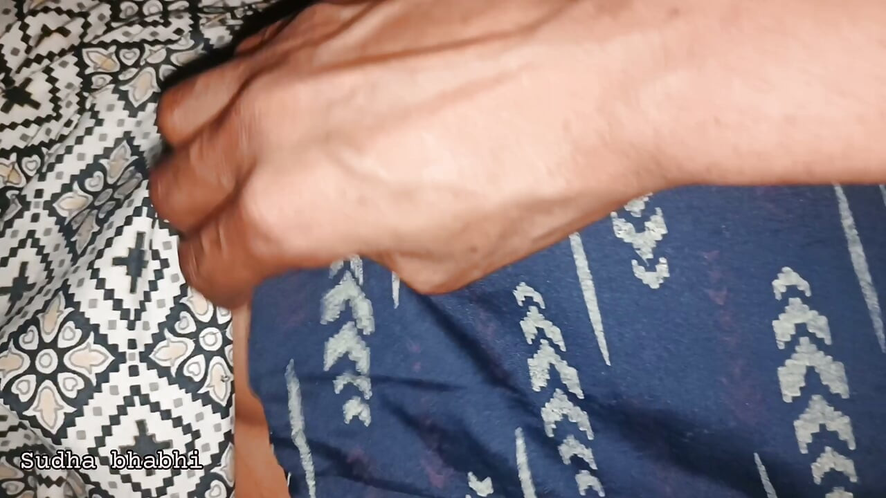 W nocy, gdy Sudha Bhabhi spała, jej teść wszedł do jej pokoju i zdjął z niej wszystkie ubrania razem z Sudha Bhabhi