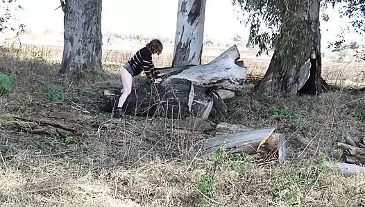 Patricia kırsalda, işiyor ve açık havada mastürbasyon yapıyor