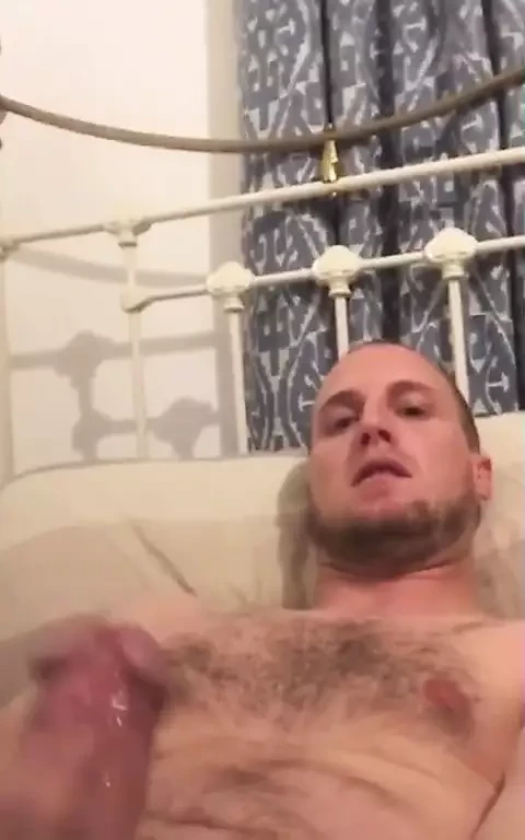 Kesilmiş yarağımla oynuyorum