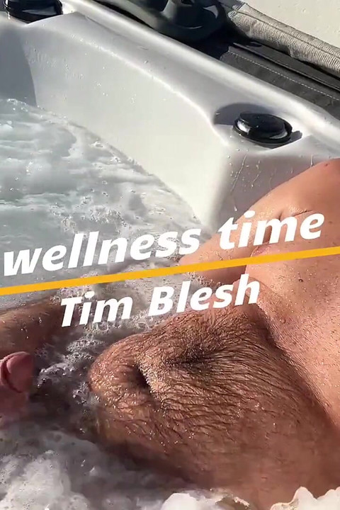 Havuz Zamanı Gösterisi Çıplaklık