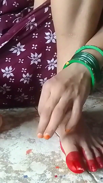 Indian bhabhi applies color to hear legs Indian desi bhabhi | Clip 1