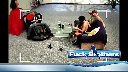 Pantat bahenol cewek perancis ini dientot habis-habisan sampai dicrot di dalam