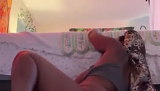 Сексуальная чернокожая с большими сиськами жестко скачет на своей киске с огромным дилдо