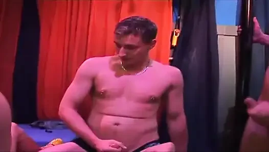 Reife brünette weit gedehnt beim schlampigen gangbang-fisting