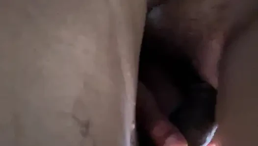 Banyo yapıyor ve amcık kremalı turta sikiyor